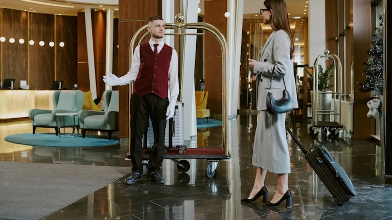 Eleganter Reisekoffer auf dem Marmorboden einer hellen Hotellobby